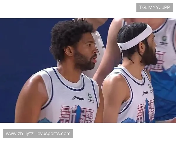 CBA常规赛新疆主场突发漏水 上海对阵新疆比赛暂停处理地板水渍